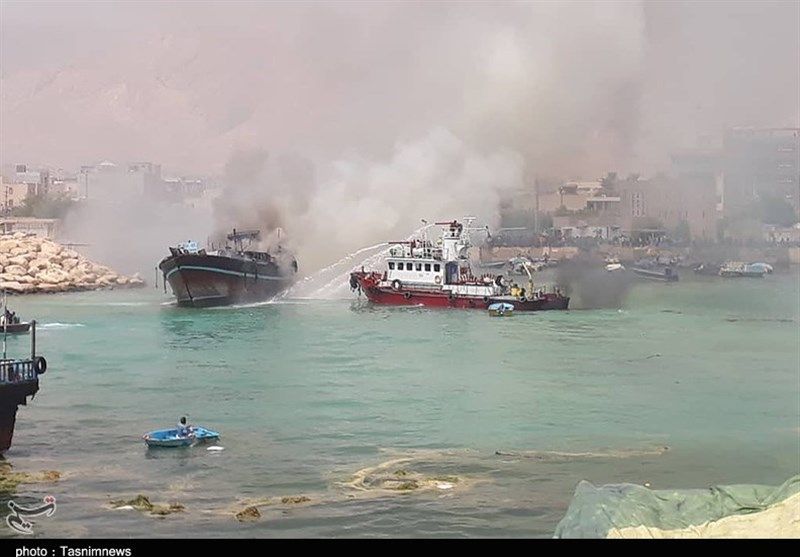فرماندار: آتش‌سوزی ‌اسکله کنگان مهار شد/ علت حادثه در دست بررسی است+تصاویر