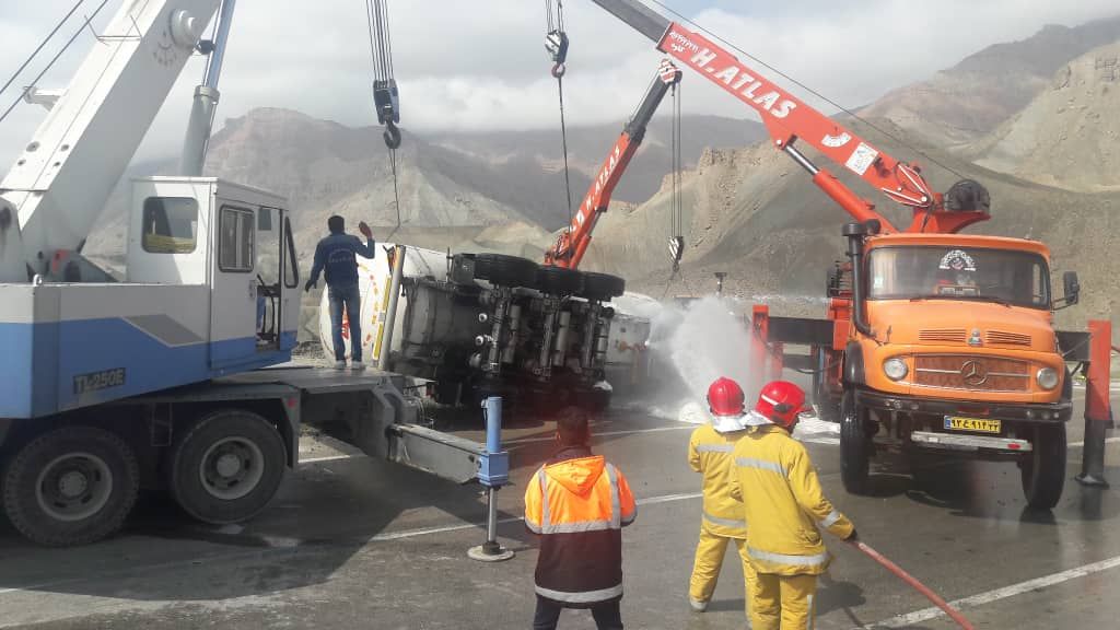 به علت احتمال انفجار مسیر جم به فیروز آباد مسدود شد/نیرو های ایمنی و امدادی از جم اعزام شده اند